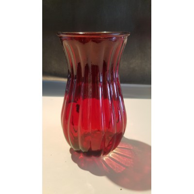 Vase rouge ligné